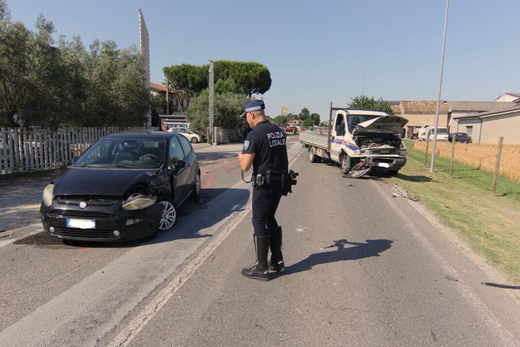 Alfonsine Automobilista Fa Inversione E Si Scontra Con Un Furgone Due