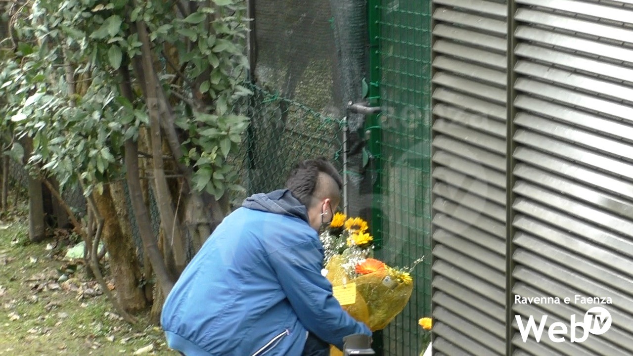 Omicidio Di Ilenia Fabbri Lunghe Verifiche Della Polizia Nell Appartamento La Figlia Arianna Porta Un Mazzo Di Fiori Ravenna Web Tv